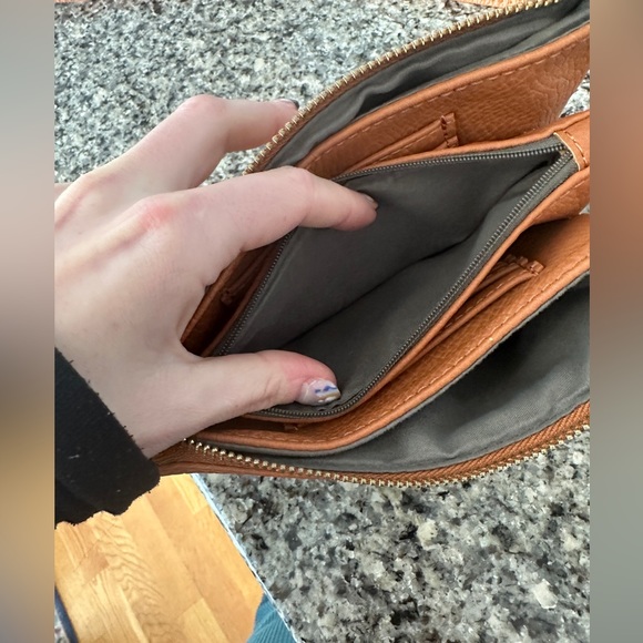 Brown leather cross body purse with multiple pockets!! - Picture 4 of 8